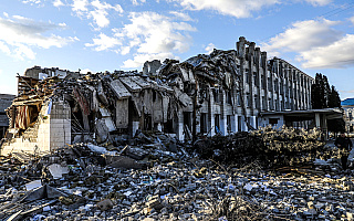 „Ostrzelanych domów nie można już odremontować”. Rosjanie terroryzują ukraińskie dzieci i dziennikarzy